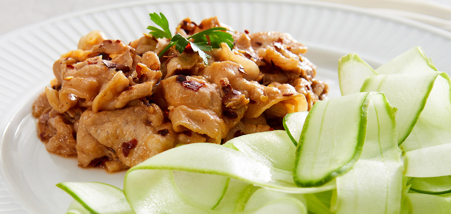 오이를 곁들인 대패삼겹수육